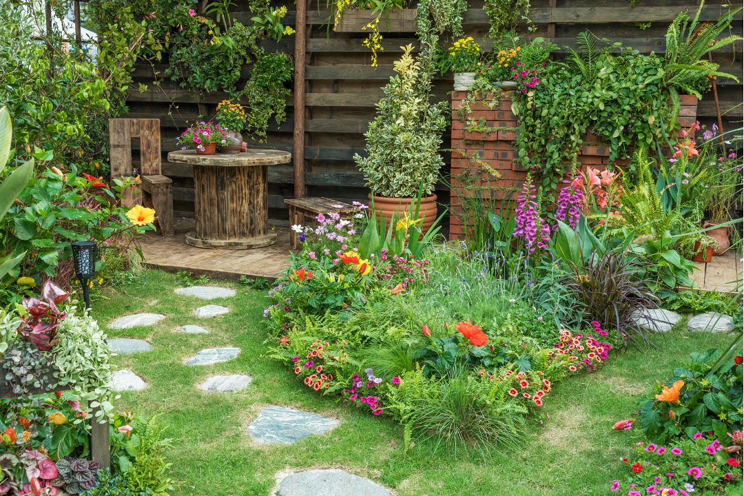 5 ideas para crear muros de piedra en tu jardín